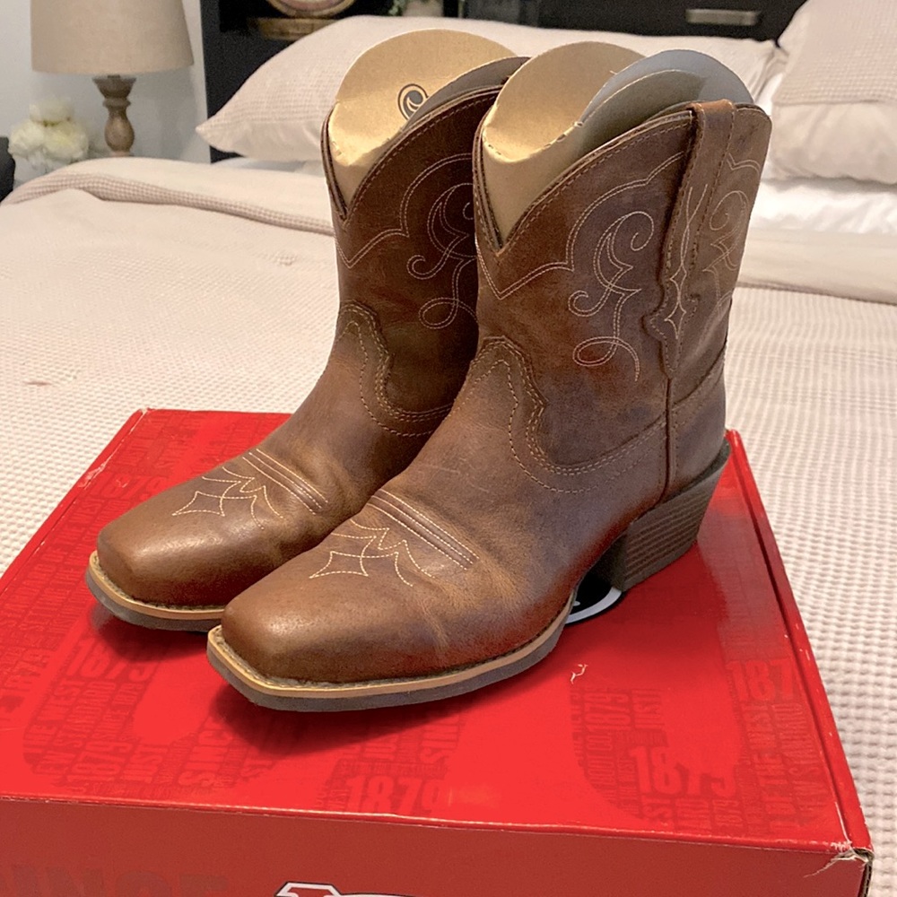 Justin tan Buffalo boots